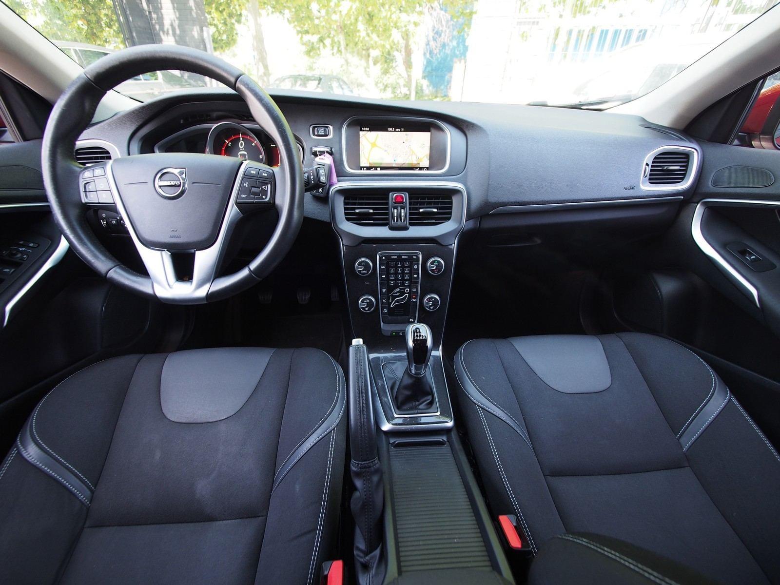 VOLVO V40 2.0 D2 MOMENTUM 29 