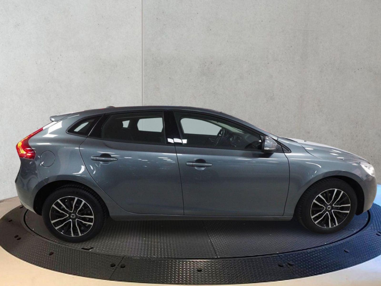 VOLVO V40 2.0 D2 ECO MOMENTUM 3 