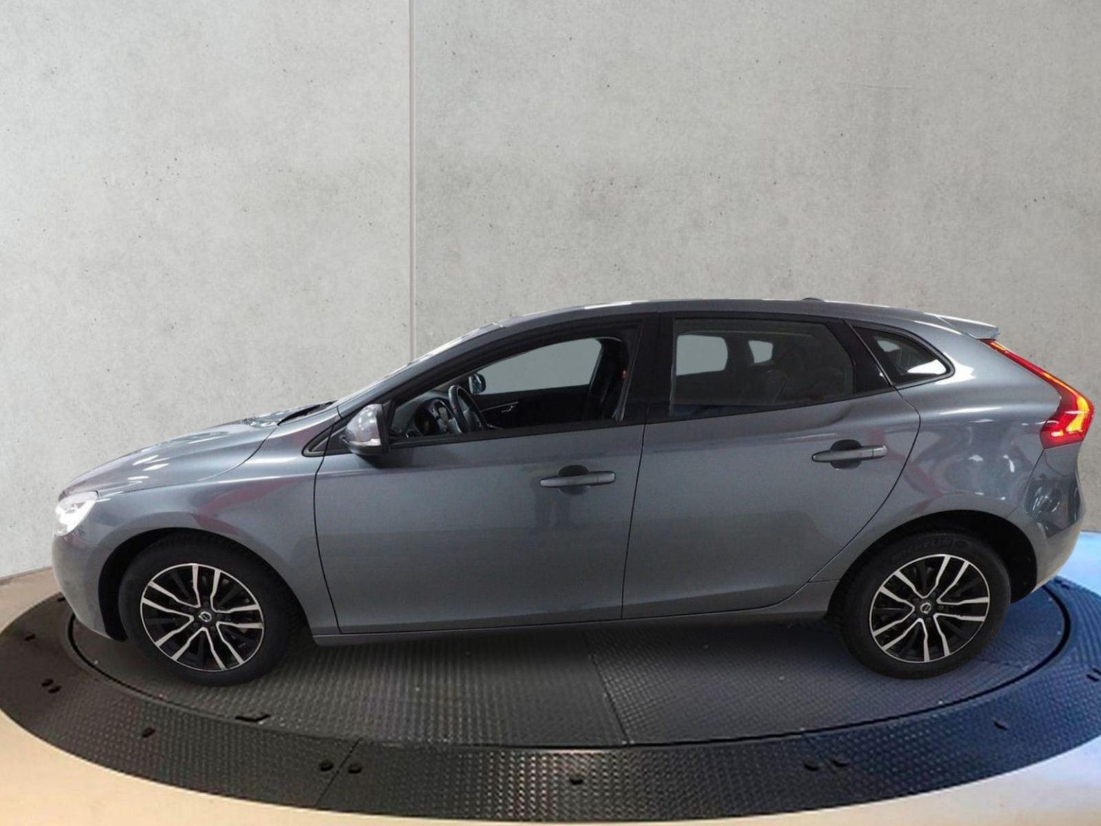 VOLVO V40 2.0 D2 ECO MOMENTUM 7 