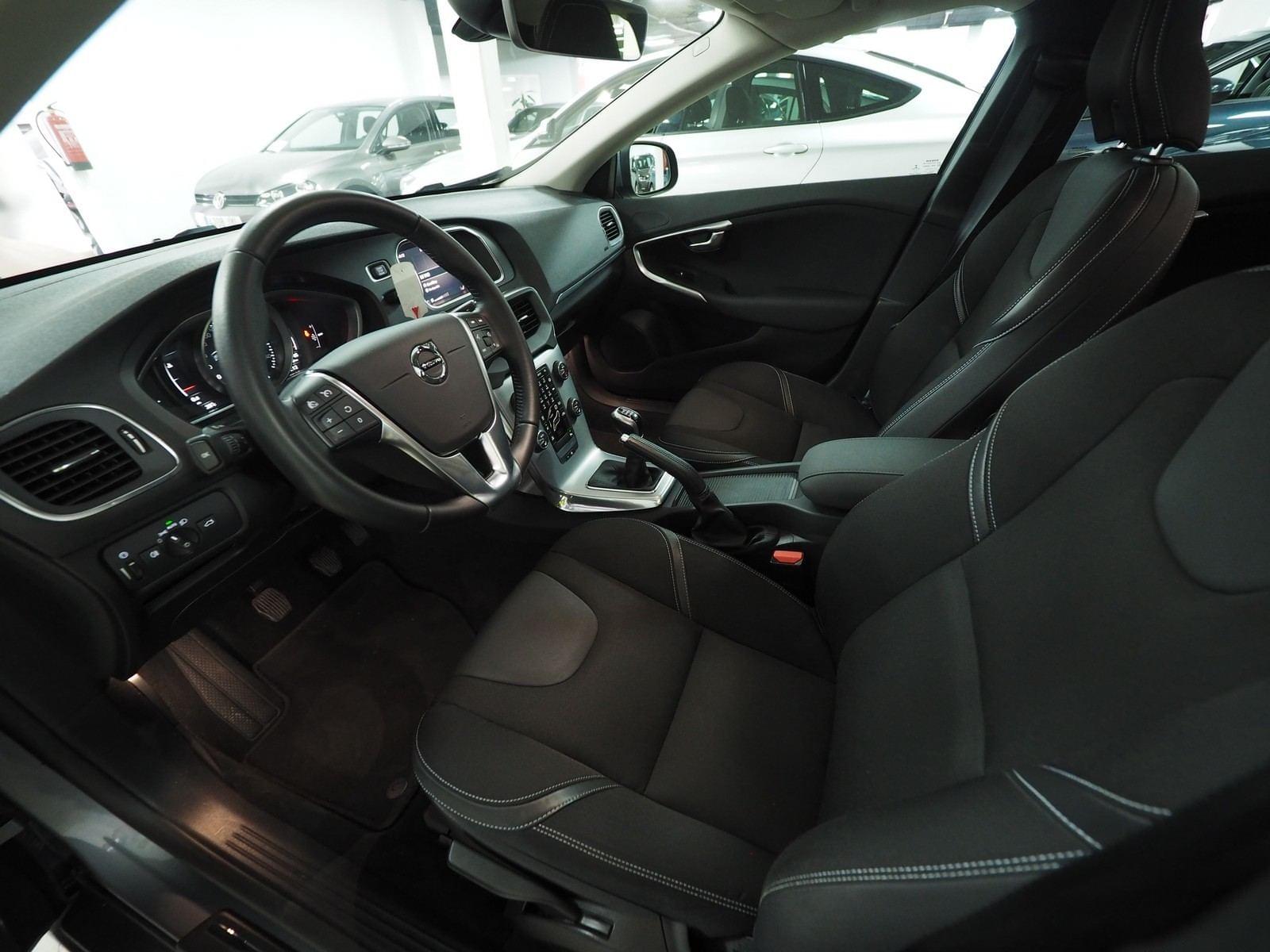 VOLVO V40 2.0 D2 ECO MOMENTUM 12 