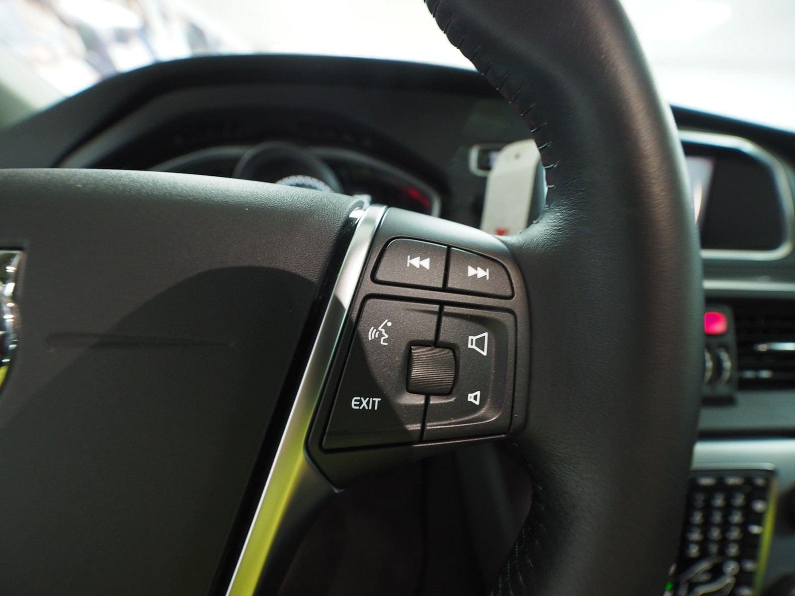 VOLVO V40 2.0 D2 ECO MOMENTUM 18 