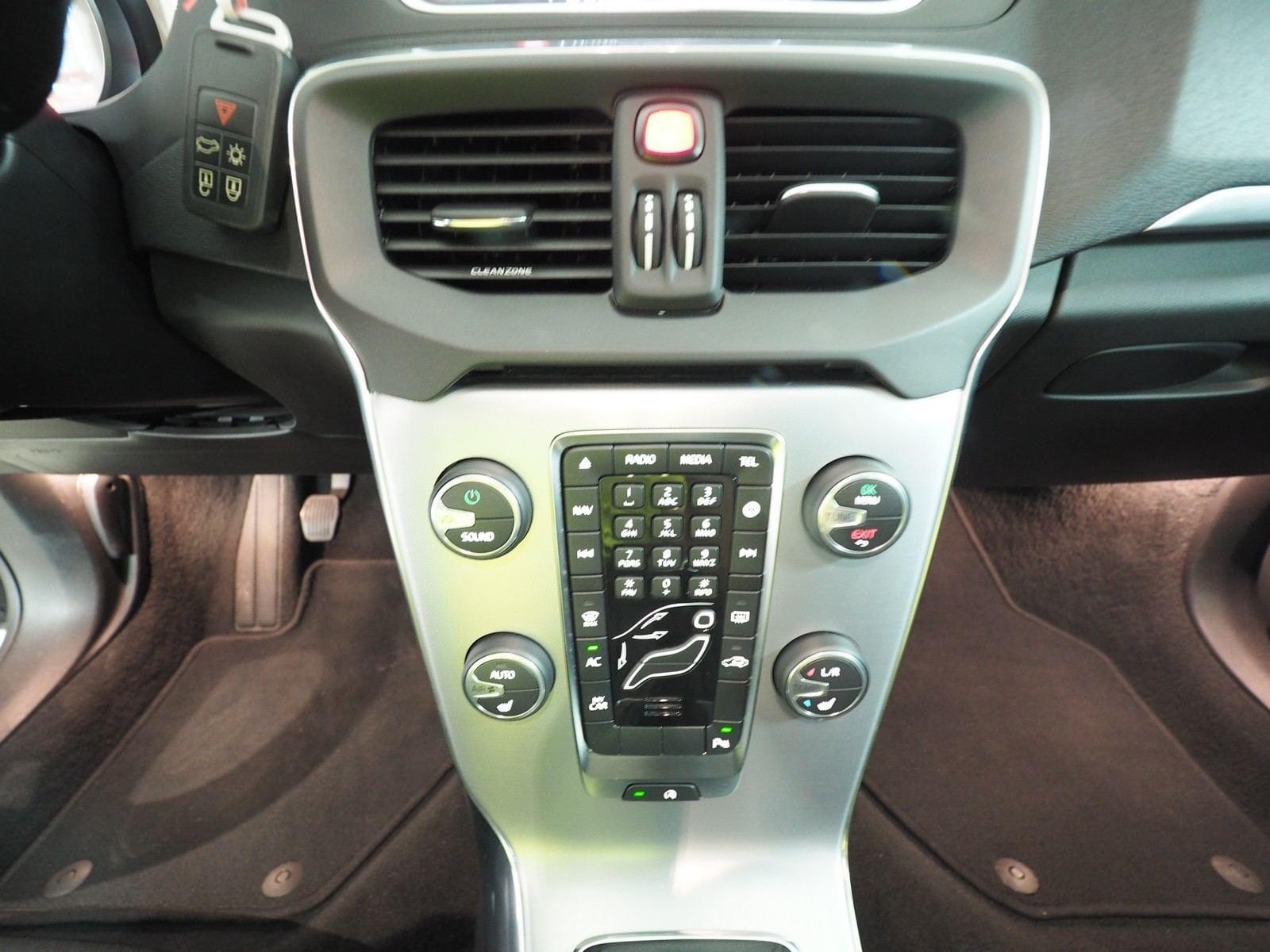 VOLVO V40 2.0 D2 ECO MOMENTUM 23 
