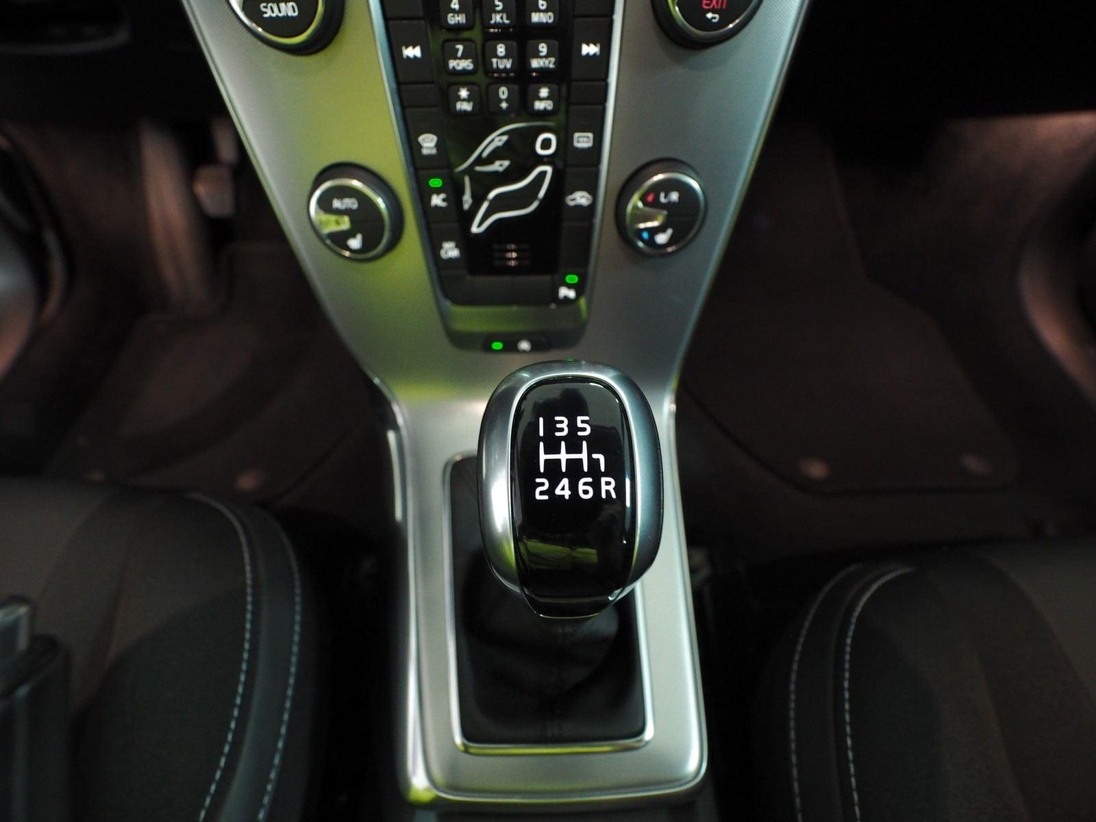 VOLVO V40 2.0 D2 ECO MOMENTUM 24 