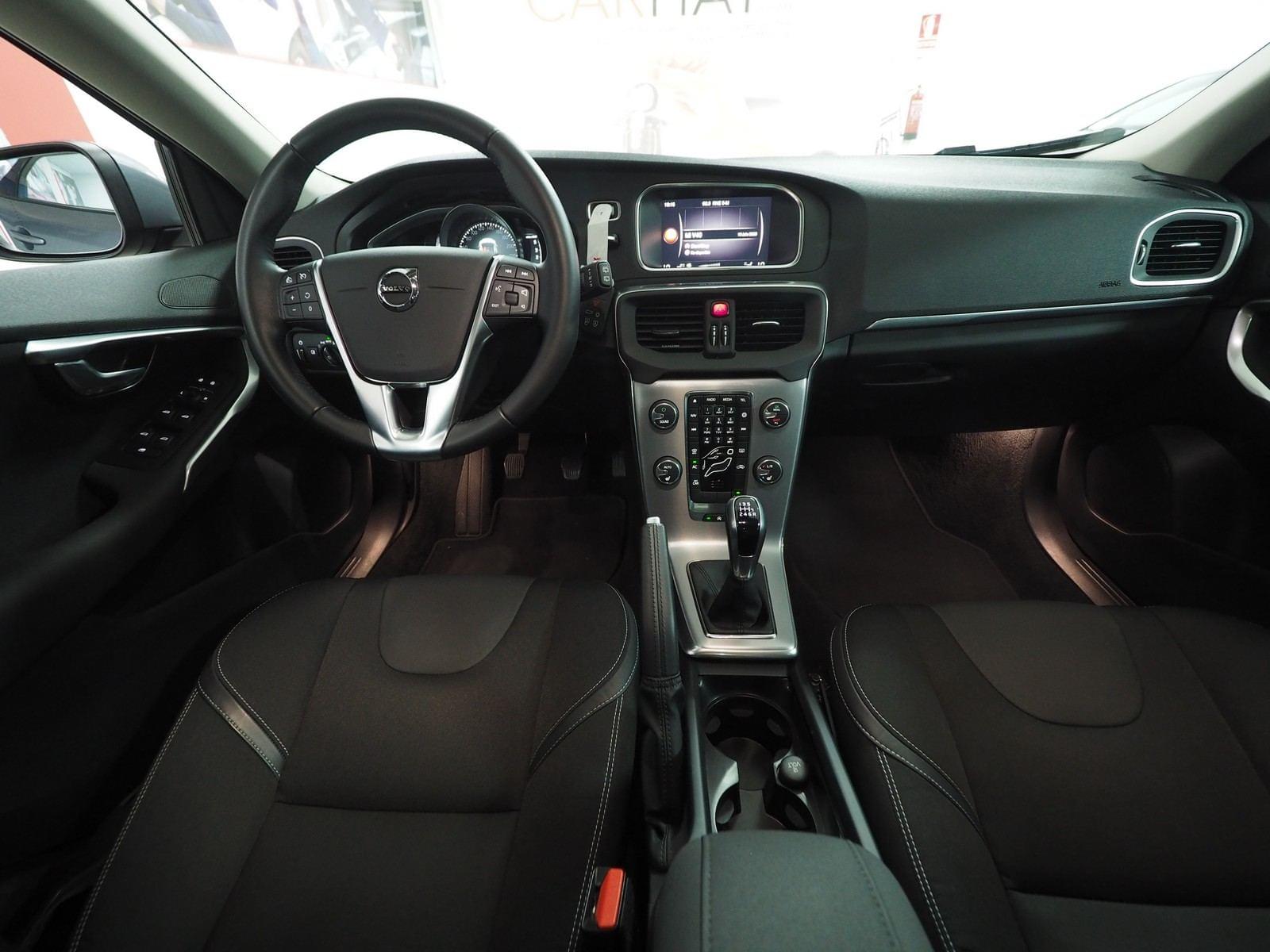 VOLVO V40 2.0 D2 ECO MOMENTUM 28 