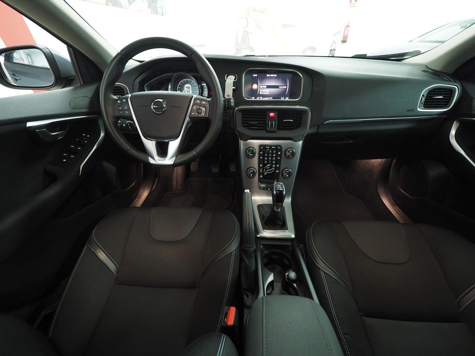 VOLVO V40 2.0 D2 ECO MOMENTUM 29 