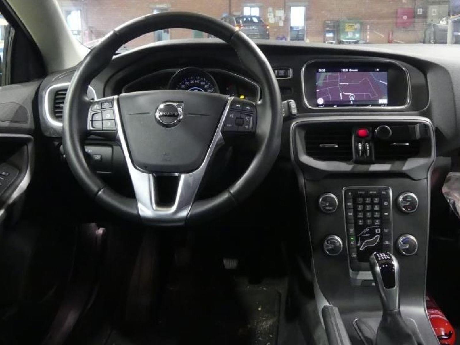 VOLVO V40 2.0 D2 BLACK EDITION 4 