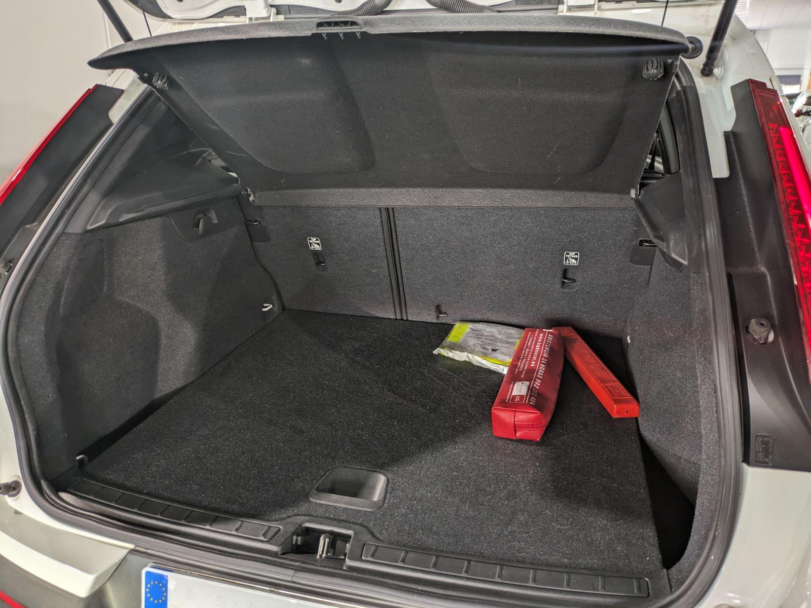 VOLVO XC40 2.0 D3 20 