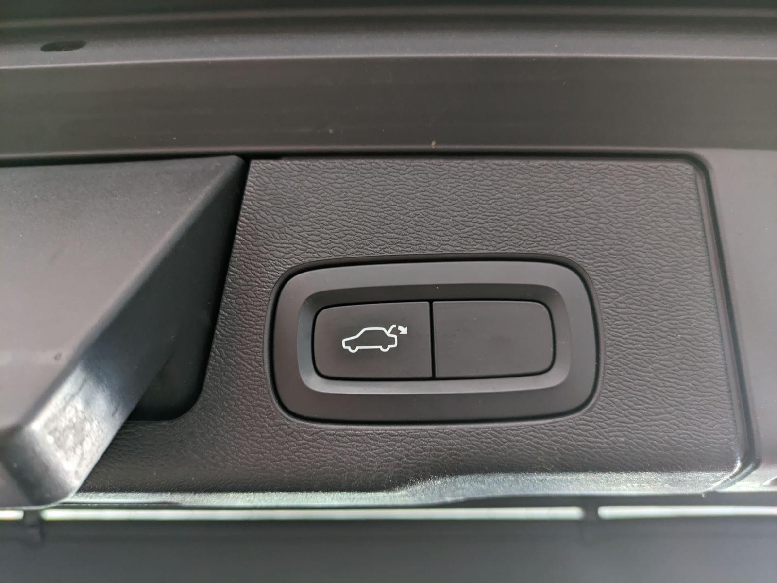 VOLVO XC60 2.0 D4 MOMENTUM GEAR.ADBLUE (E) 17 