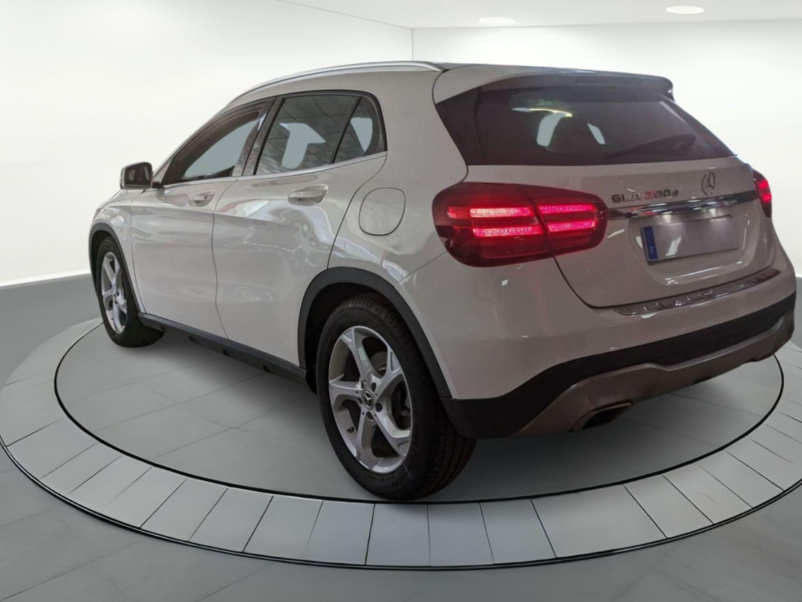 MERCEDES CLASE GLA 200D 7G-DCT AUTO 5 