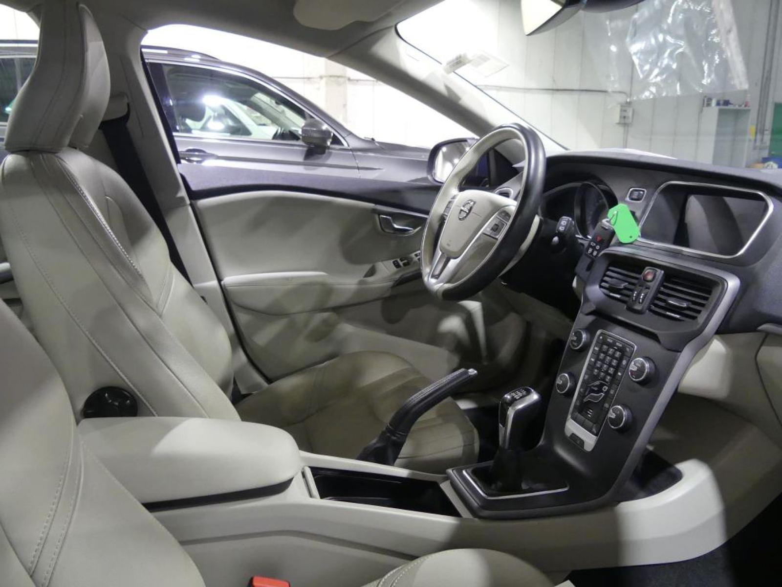 VOLVO V40 2.0 T2 BLACK EDITION GPF (EU6D) 3 