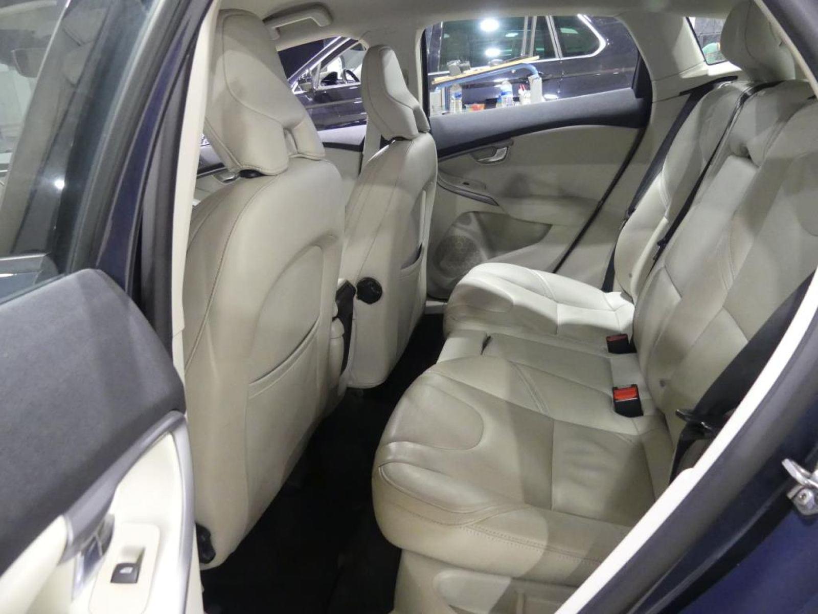 VOLVO V40 2.0 T2 BLACK EDITION GPF (EU6D) 4 