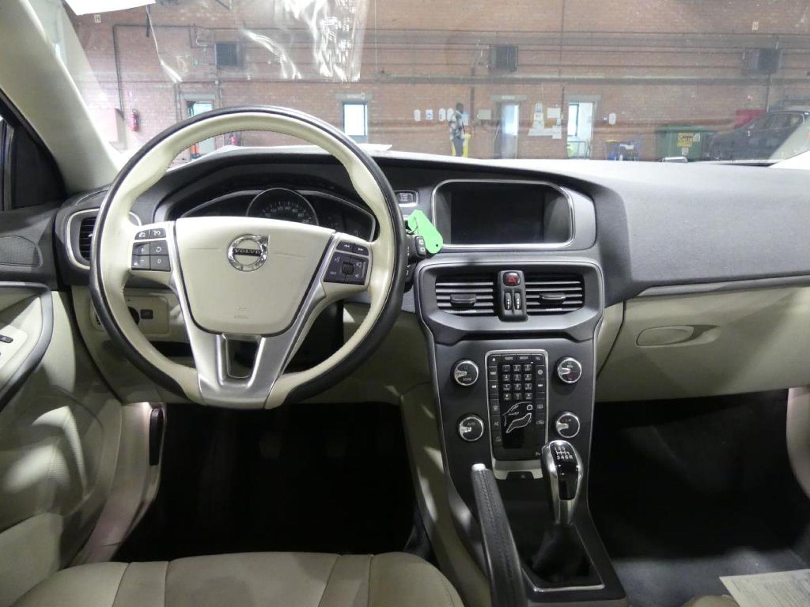 VOLVO V40 2.0 T2 BLACK EDITION GPF (EU6D) 6 