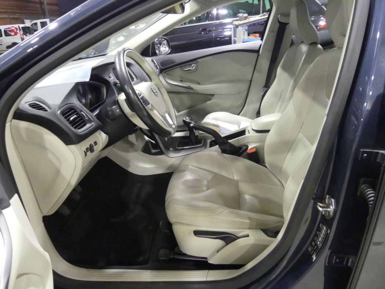 VOLVO V40 2.0 T2 BLACK EDITION GPF (EU6D) 7 