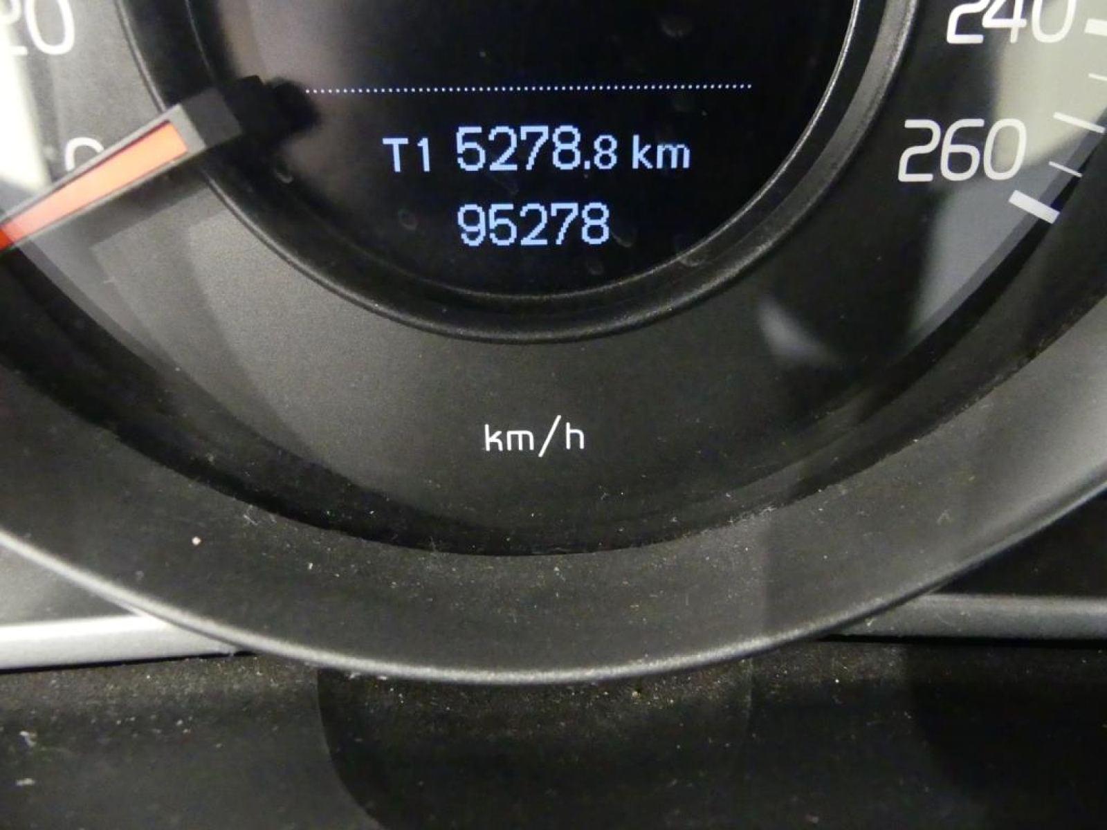 VOLVO V40 2.0 T2 BLACK EDITION GPF (EU6D) 8 