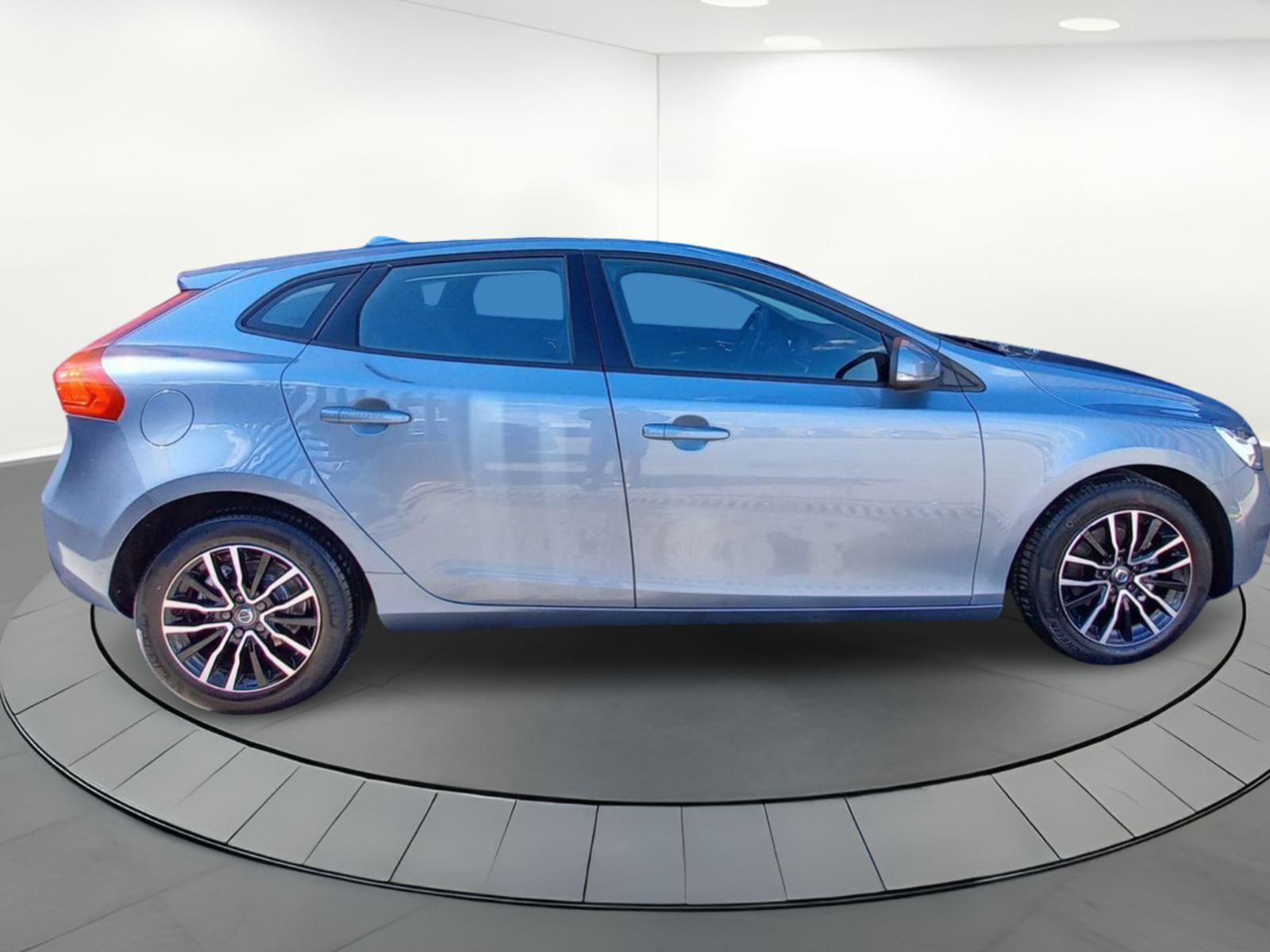 VOLVO V40 D2 BLACK EDITION 5D 7 