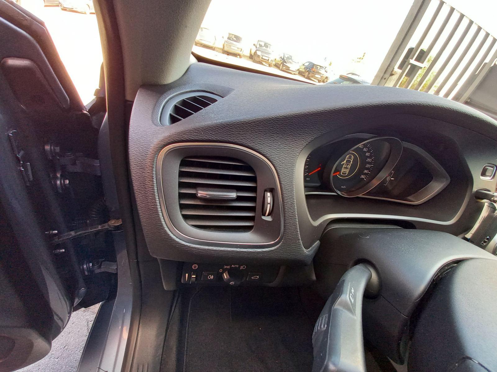 VOLVO V40 D2 BLACK EDITION 5D 11 