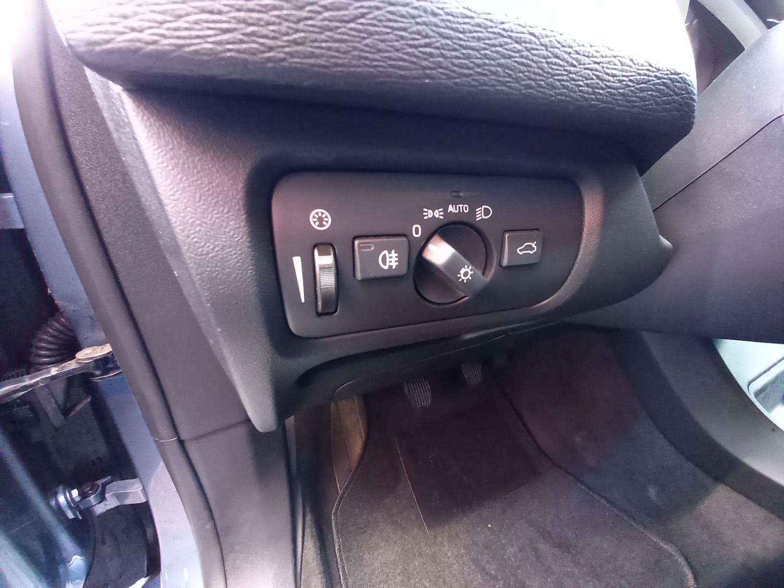 VOLVO V40 D2 BLACK EDITION 5D 12 