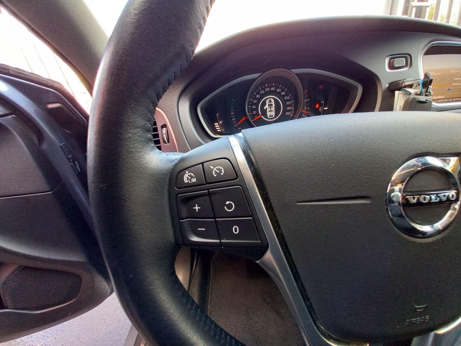 VOLVO V40 D2 BLACK EDITION 5D 13 
