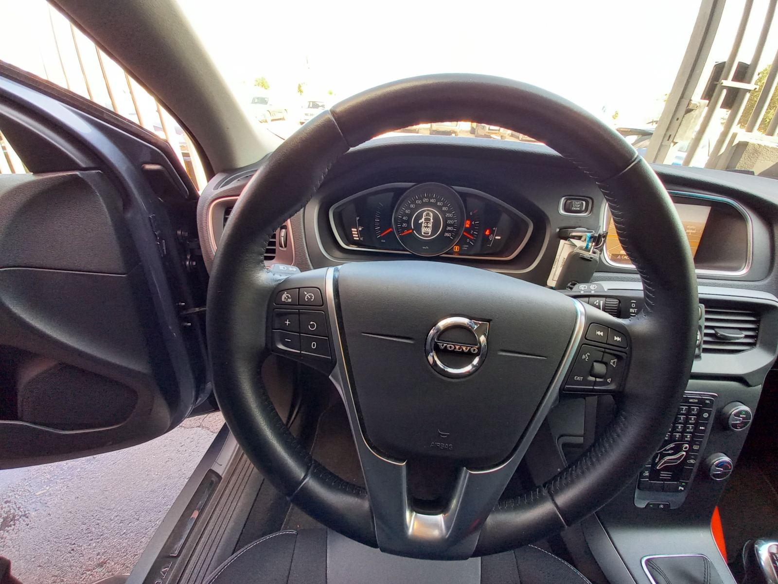 VOLVO V40 D2 BLACK EDITION 5D 15 