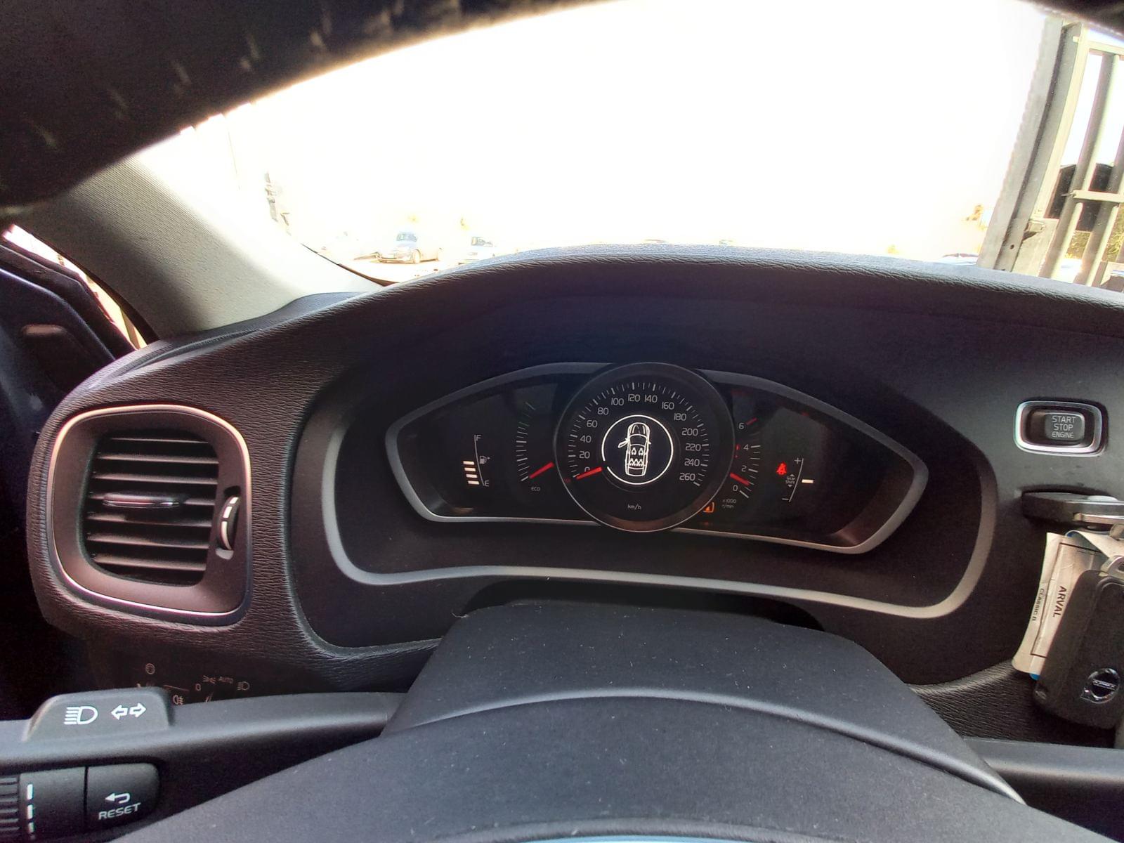 VOLVO V40 D2 BLACK EDITION 5D 16 