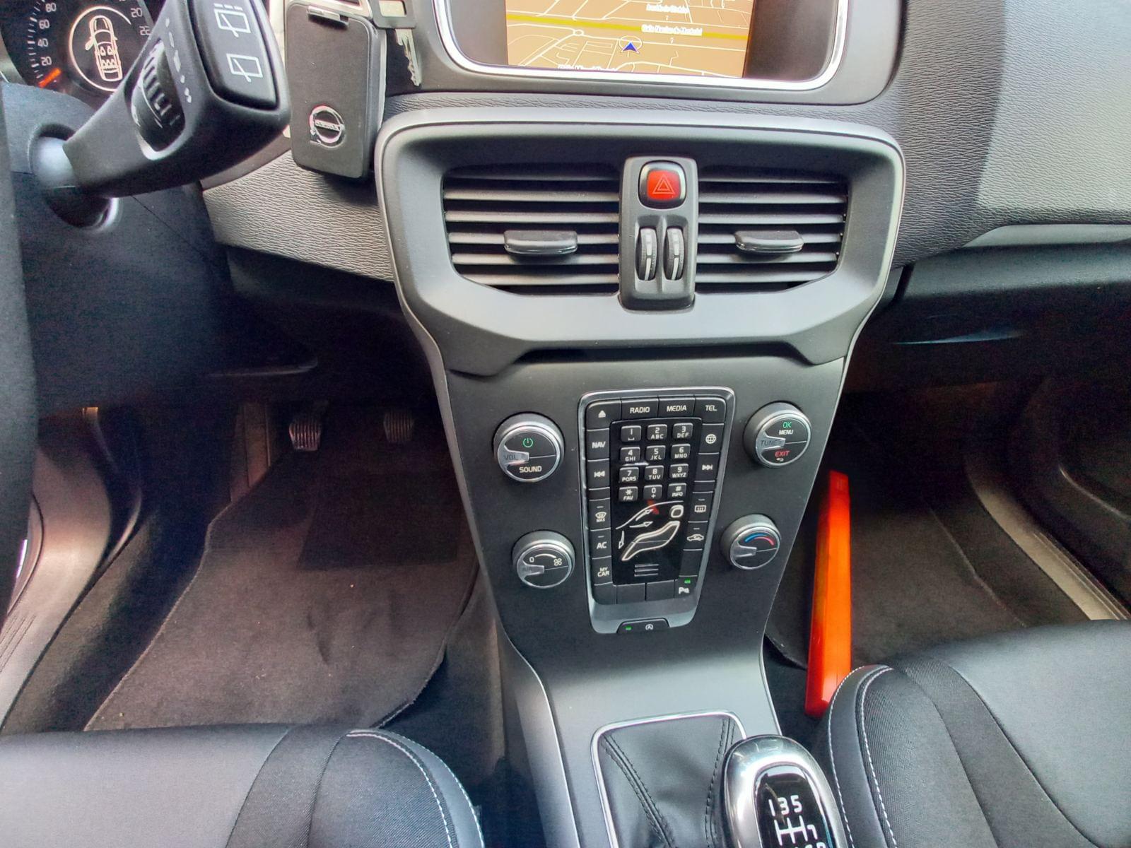 VOLVO V40 D2 BLACK EDITION 5D 18 