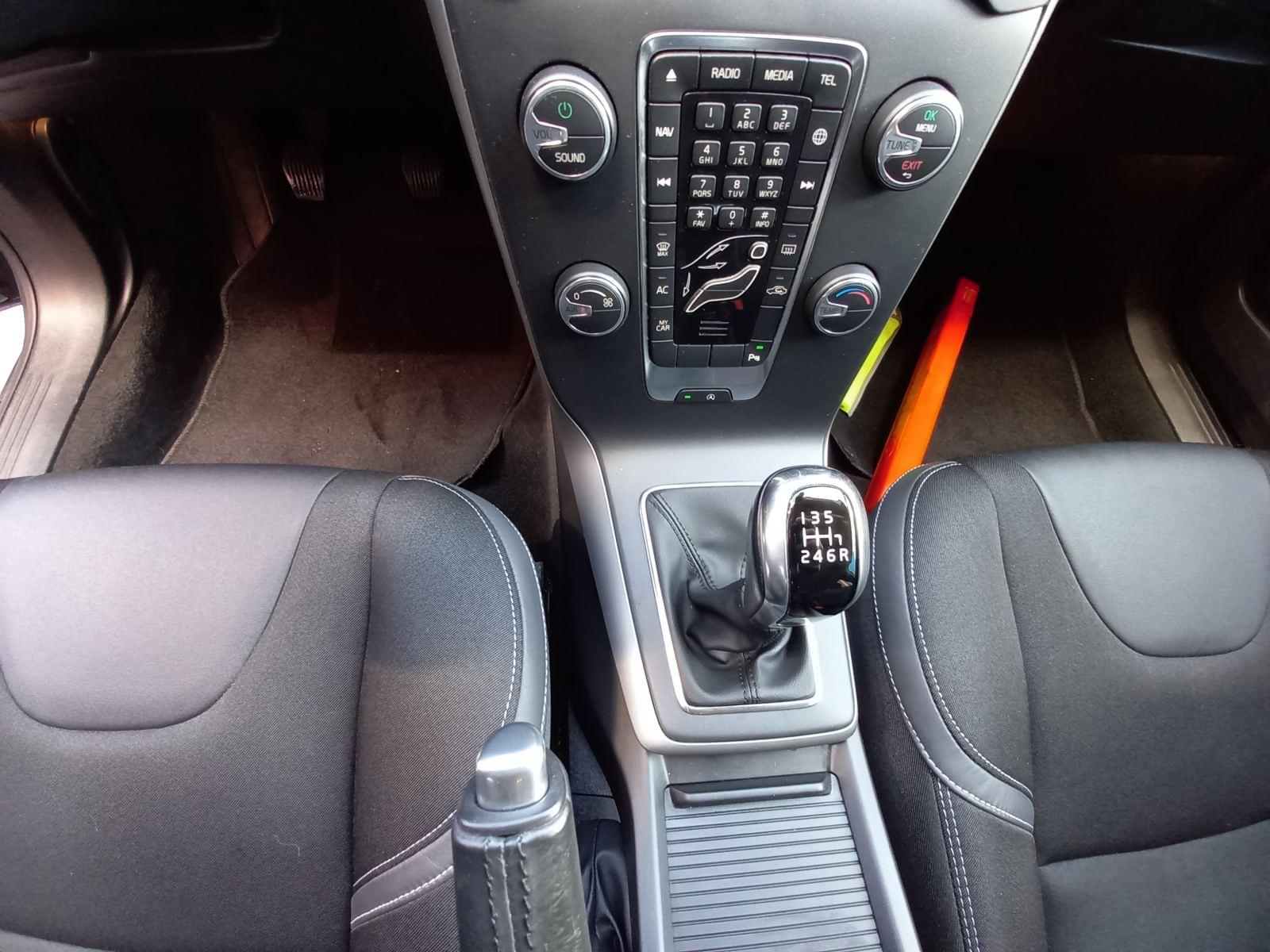 VOLVO V40 D2 BLACK EDITION 5D 19 