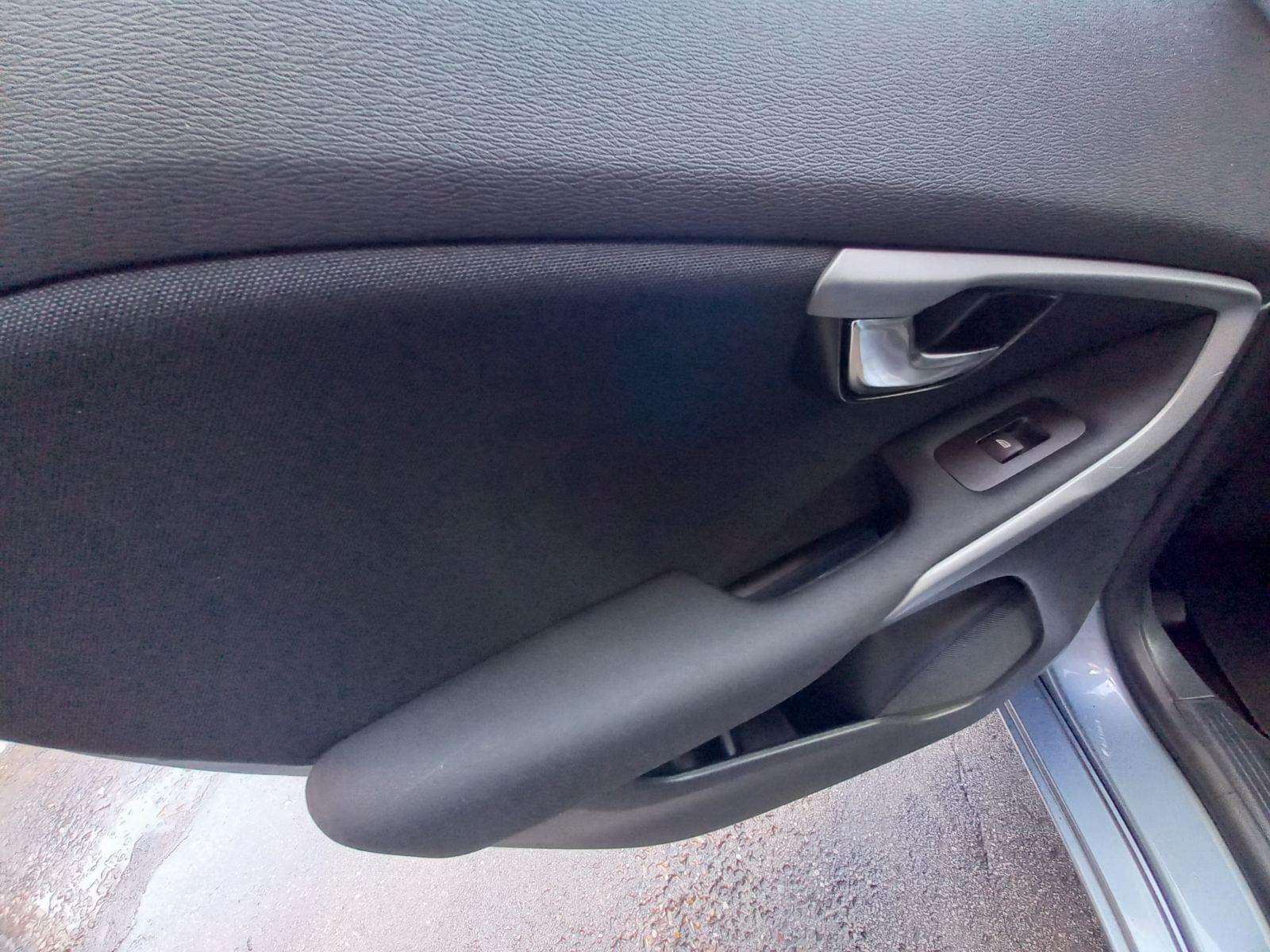 VOLVO V40 D2 BLACK EDITION 5D 22 