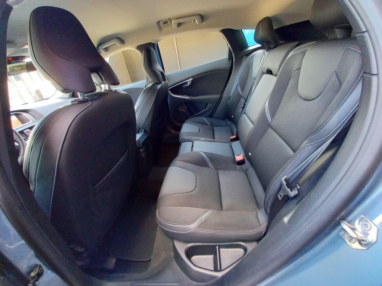 VOLVO V40 D2 BLACK EDITION 5D 23 