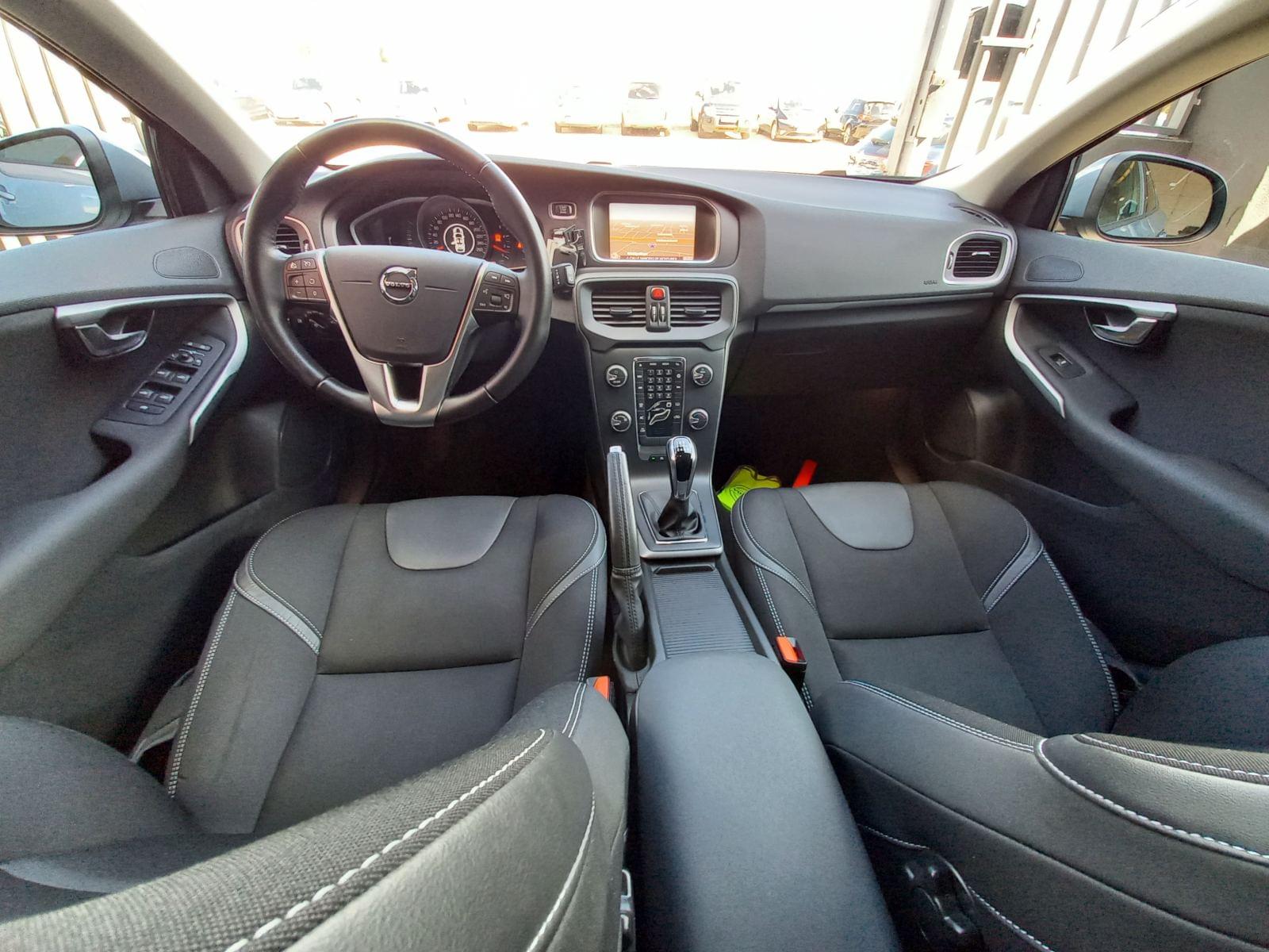 VOLVO V40 D2 BLACK EDITION 5D 24 