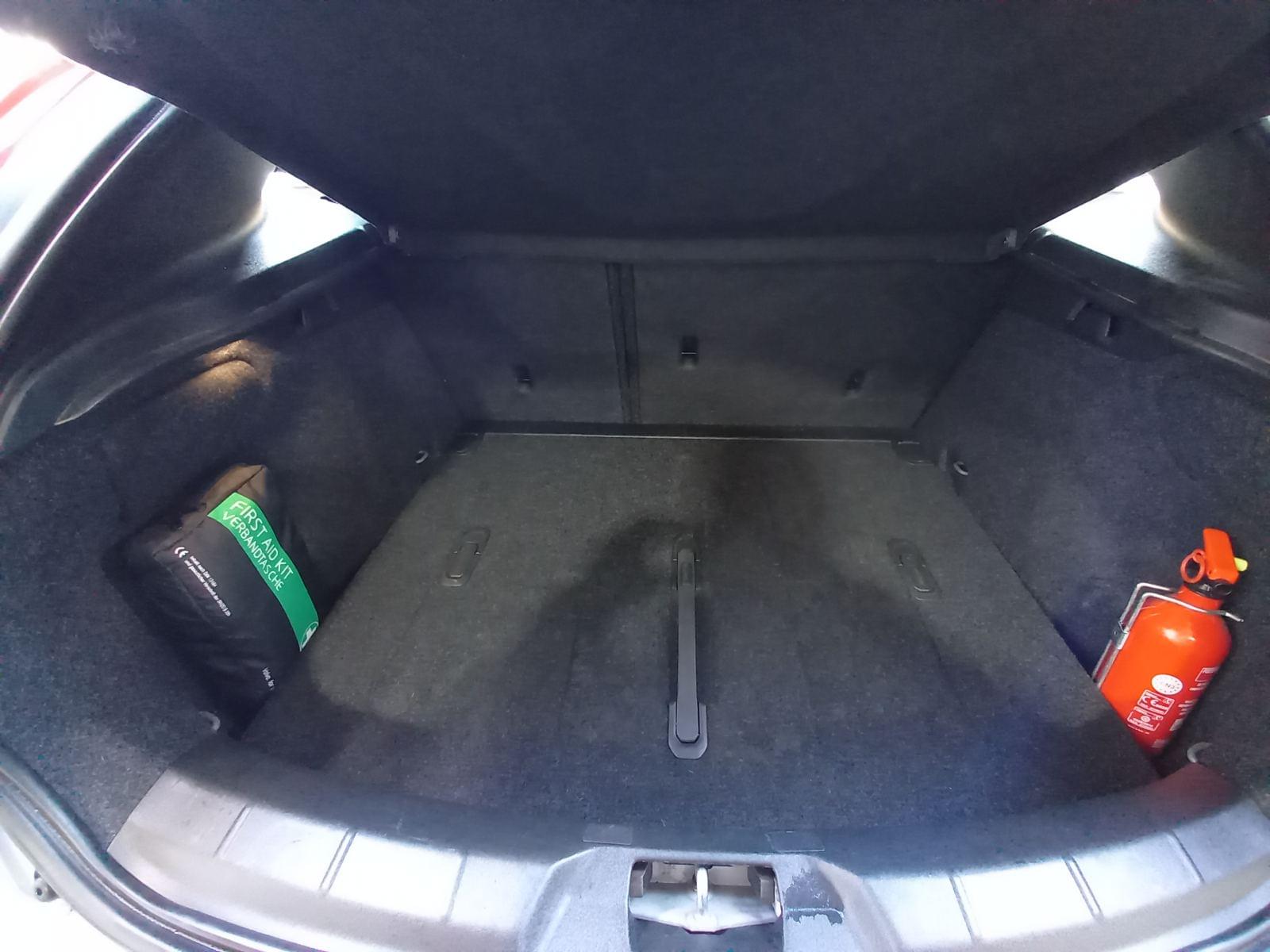 VOLVO V40 D2 BLACK EDITION 5D 26 