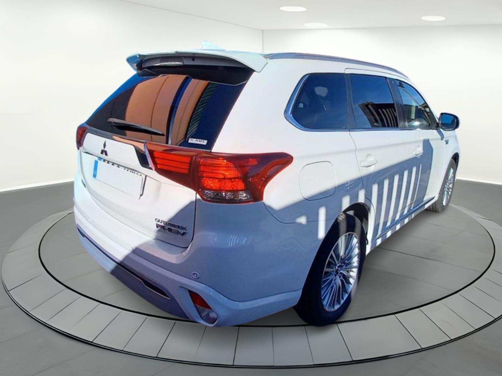 MITSUBISHI OUTLANDER 2.4 PHEV Kaiteki Auto 4WD 3 