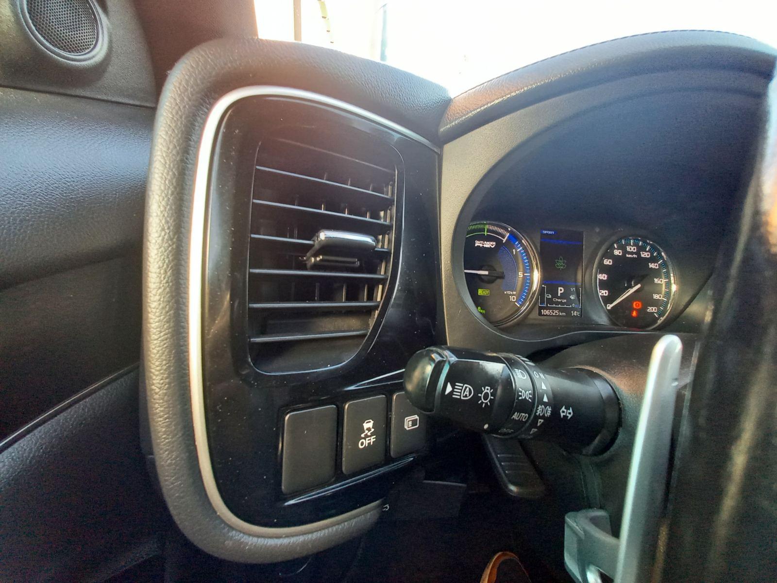 MITSUBISHI OUTLANDER 2.4 PHEV Kaiteki Auto 4WD 10 