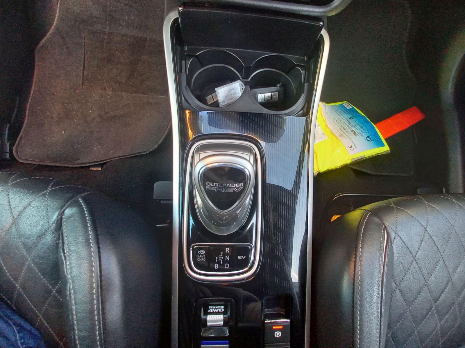 MITSUBISHI OUTLANDER 2.4 PHEV Kaiteki Auto 4WD 22 