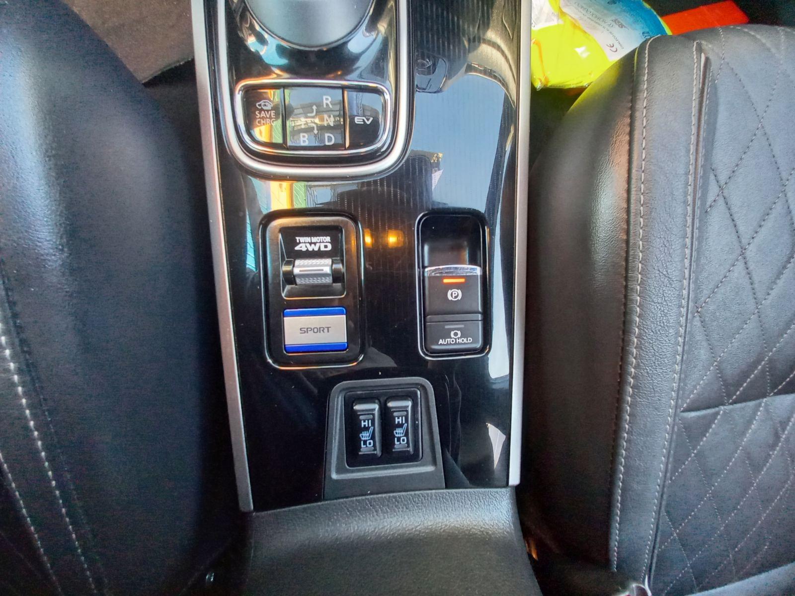 MITSUBISHI OUTLANDER 2.4 PHEV Kaiteki Auto 4WD 23 