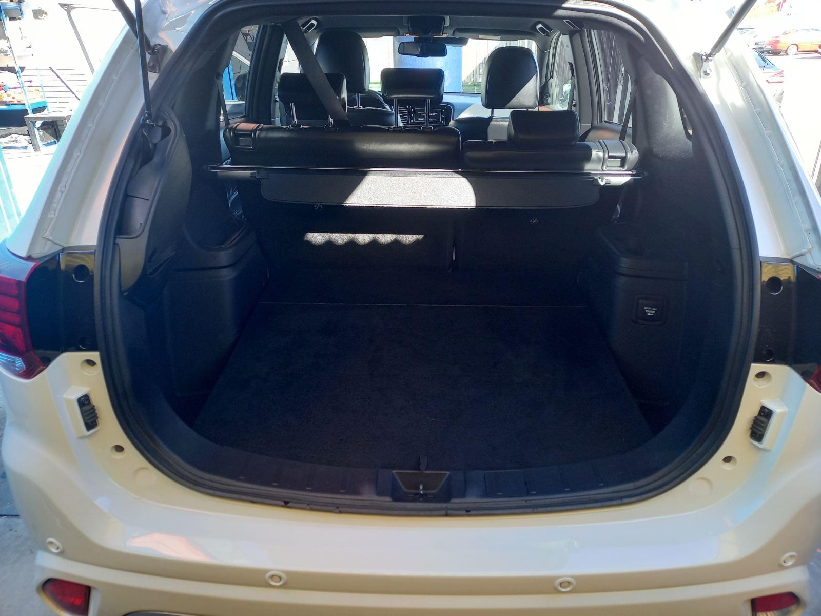 MITSUBISHI OUTLANDER 2.4 PHEV Kaiteki Auto 4WD 28 