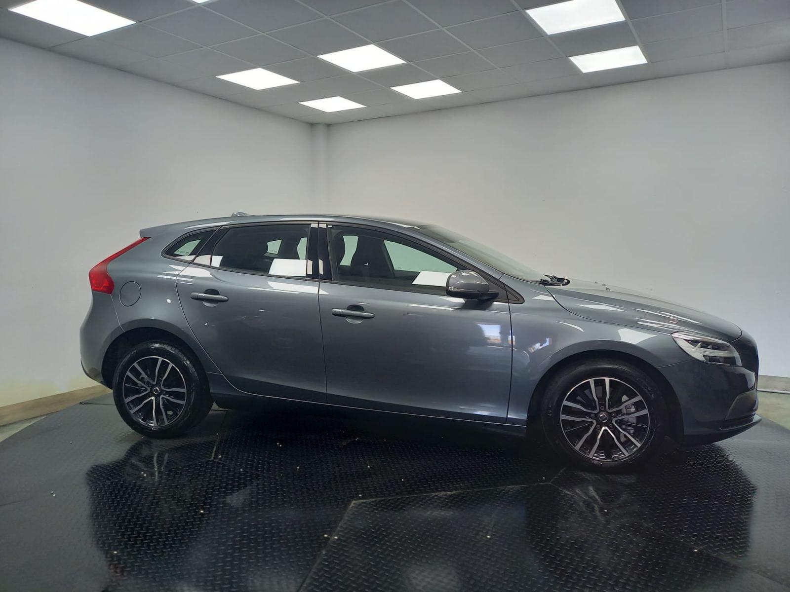 VOLVO V40 2.0 D2 MOMENTUM GEARTRONIC AUT 3 