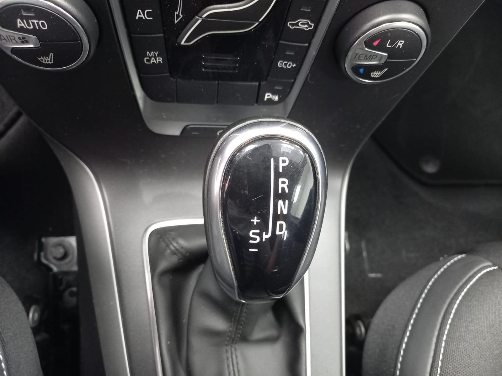 VOLVO V40 2.0 D2 MOMENTUM GEARTRONIC AUT 10 