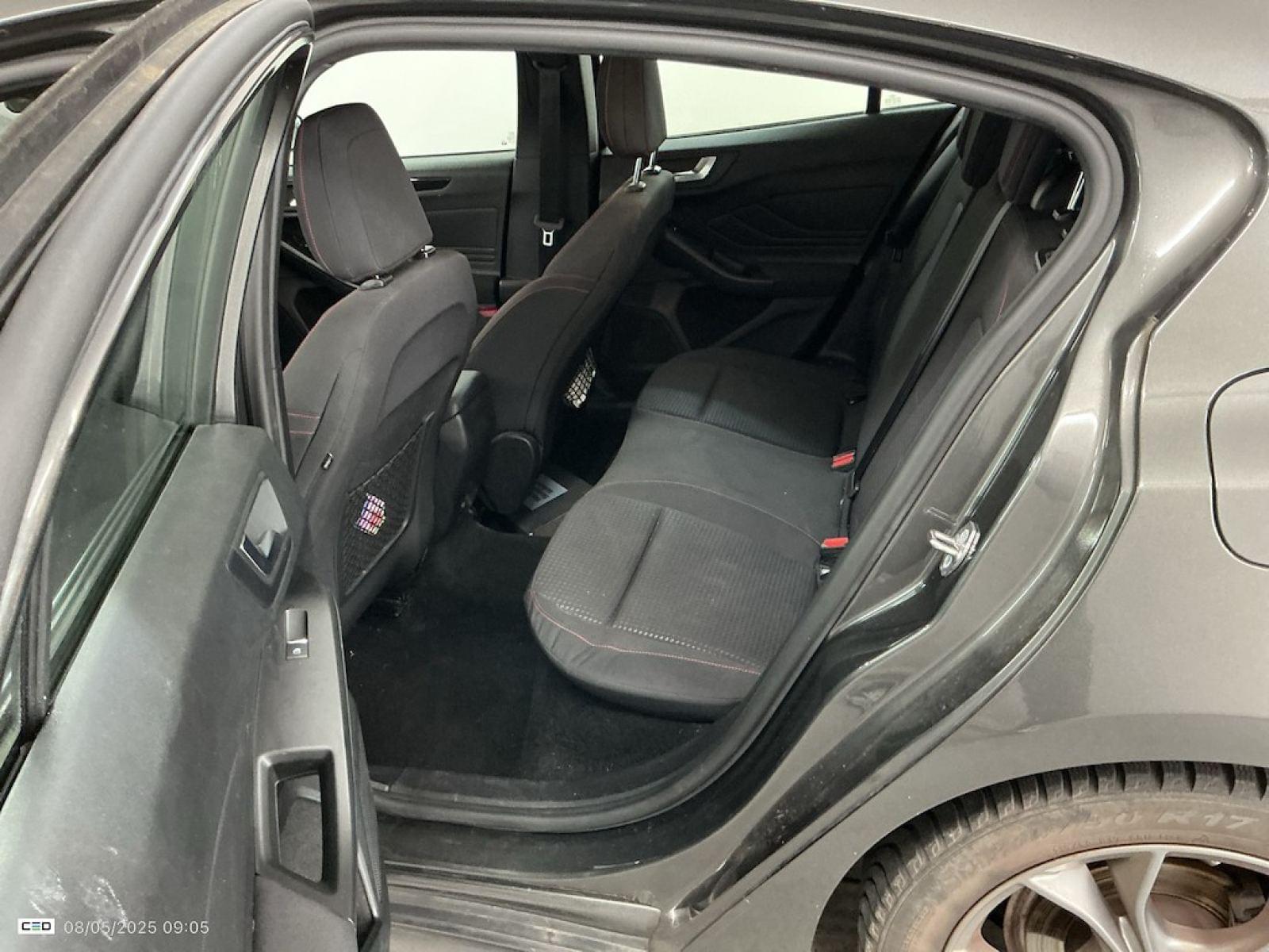 FORD FOCUS 1.0 EcoBoost ST-Line Business 9 