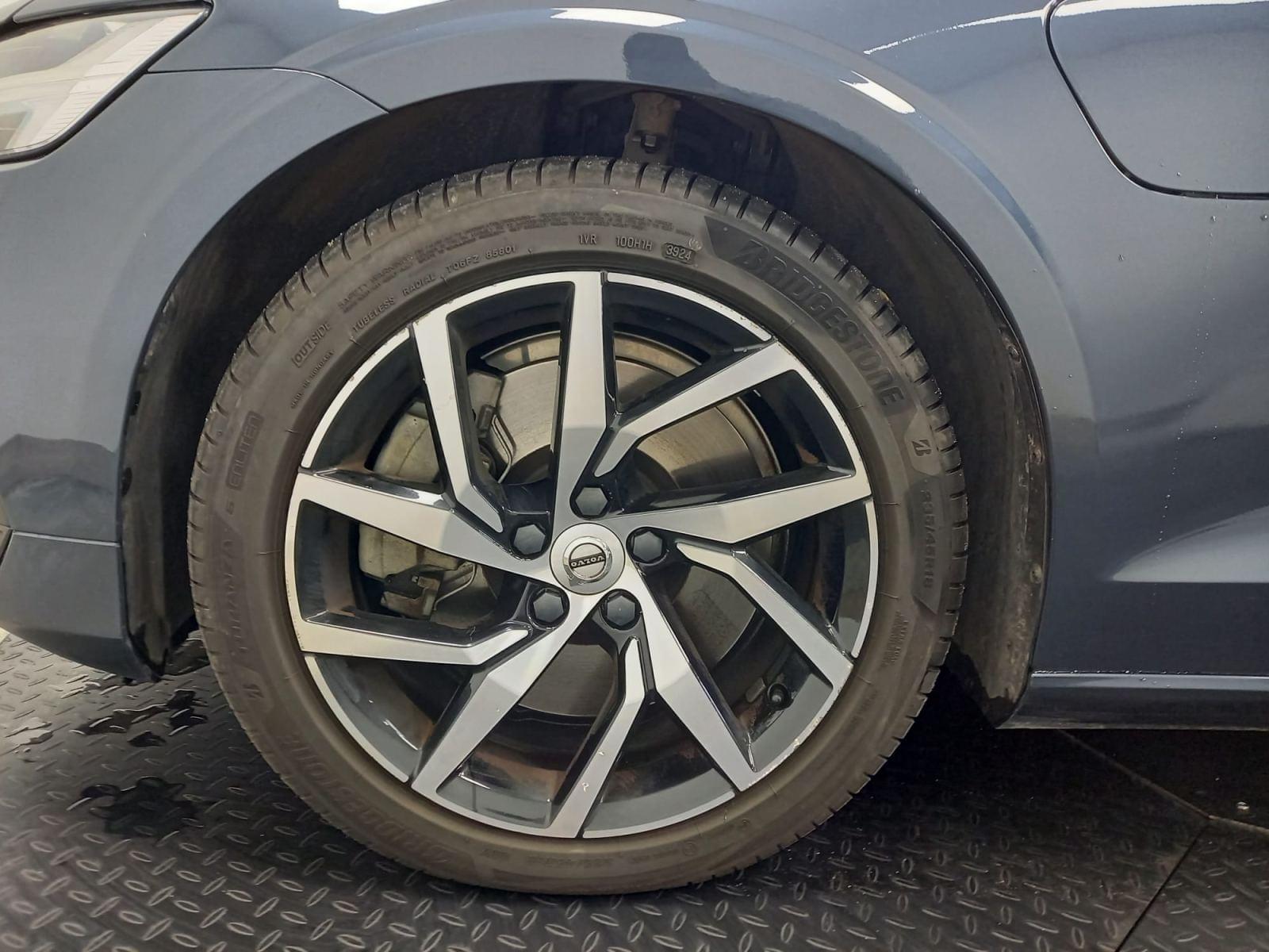 VOLVO V60 2.0 T8 BUSINESS PLUS AUTO 32