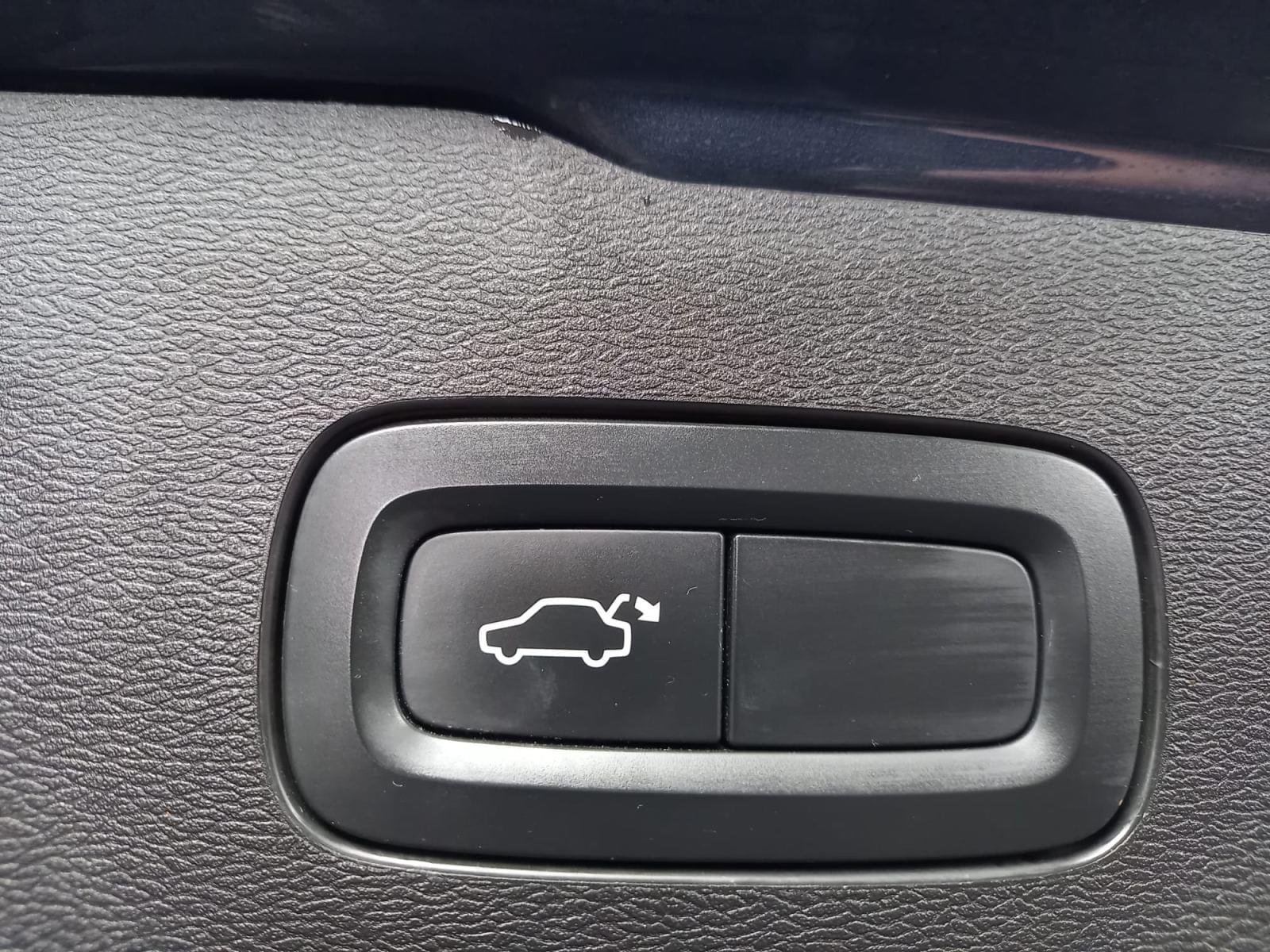 VOLVO V60 2.0 T8 BUSINESS PLUS AUTO 37