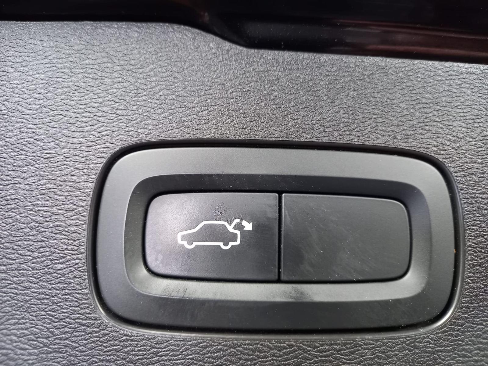 VOLVO V60 2.0 T8 BUSINESS PLUS AUTO 29