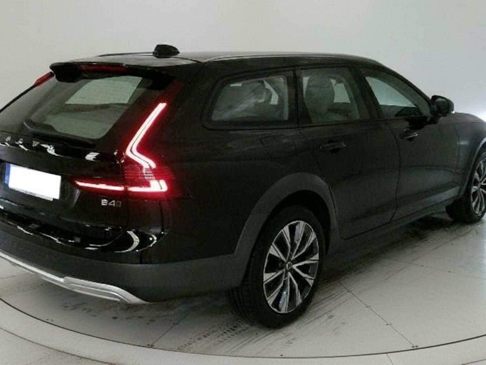 VOLVO V90 CROSS COUNTRY 2.0 B4 D AWD AUTO 3