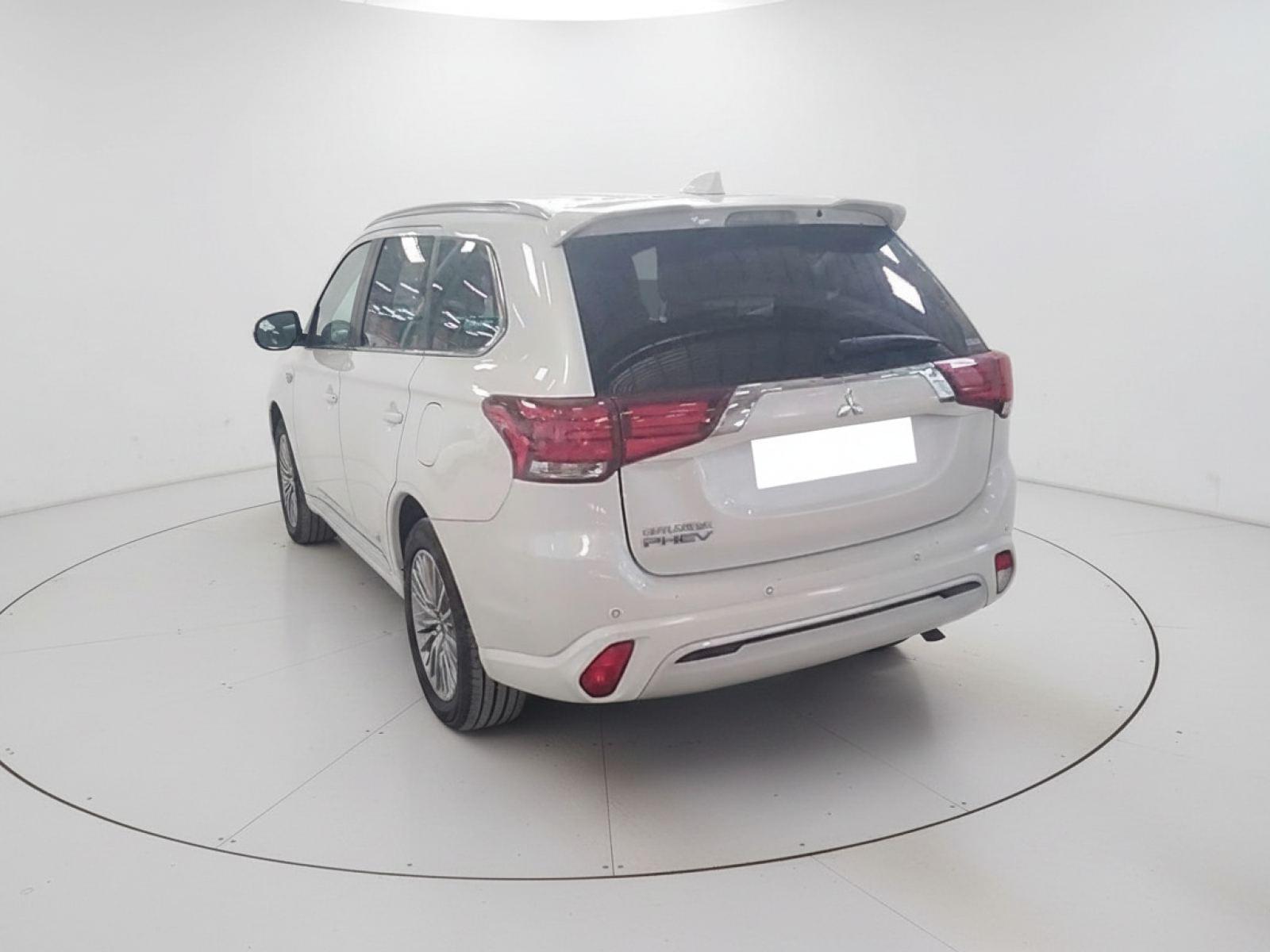 MITSUBISHI OUTLANDER 2.4 PHEV Kaiteki Auto 4WD 6