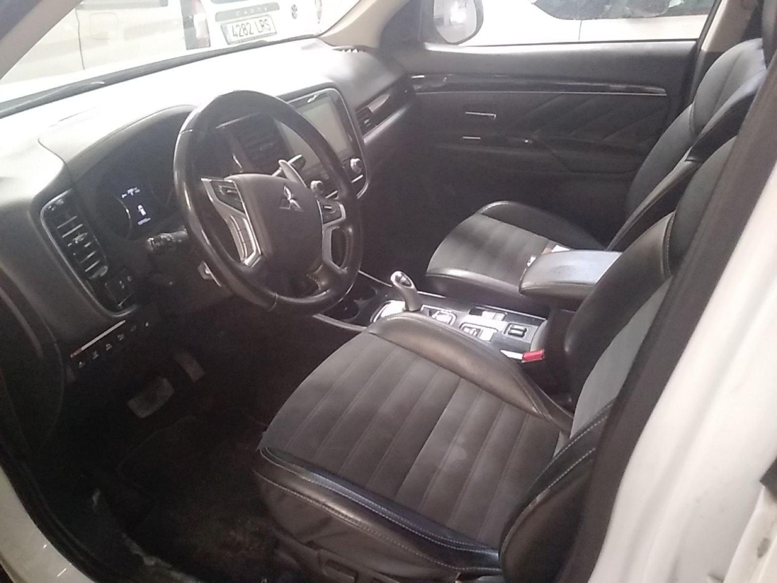 MITSUBISHI OUTLANDER 2.4 PHEV Kaiteki Auto 4WD 7