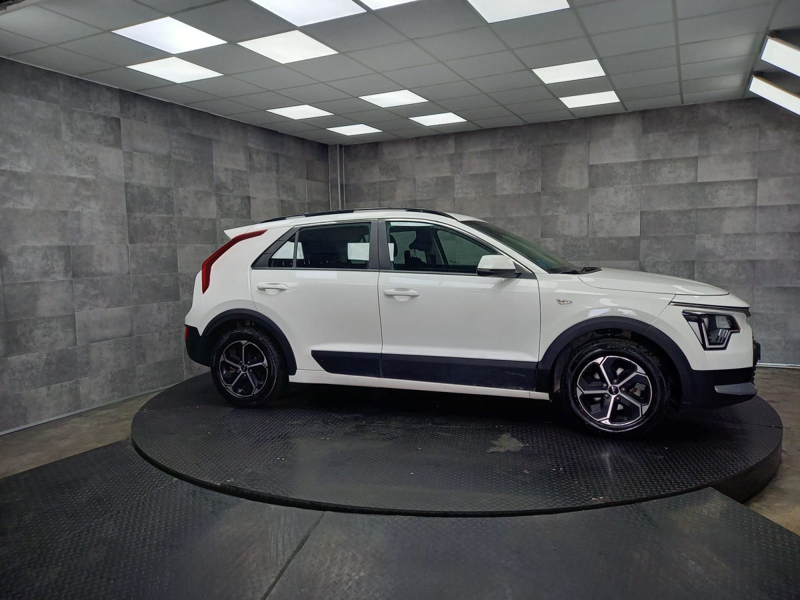 KIA NIRO 1.6 GDi HEV 104kW (141CV) Concept 4