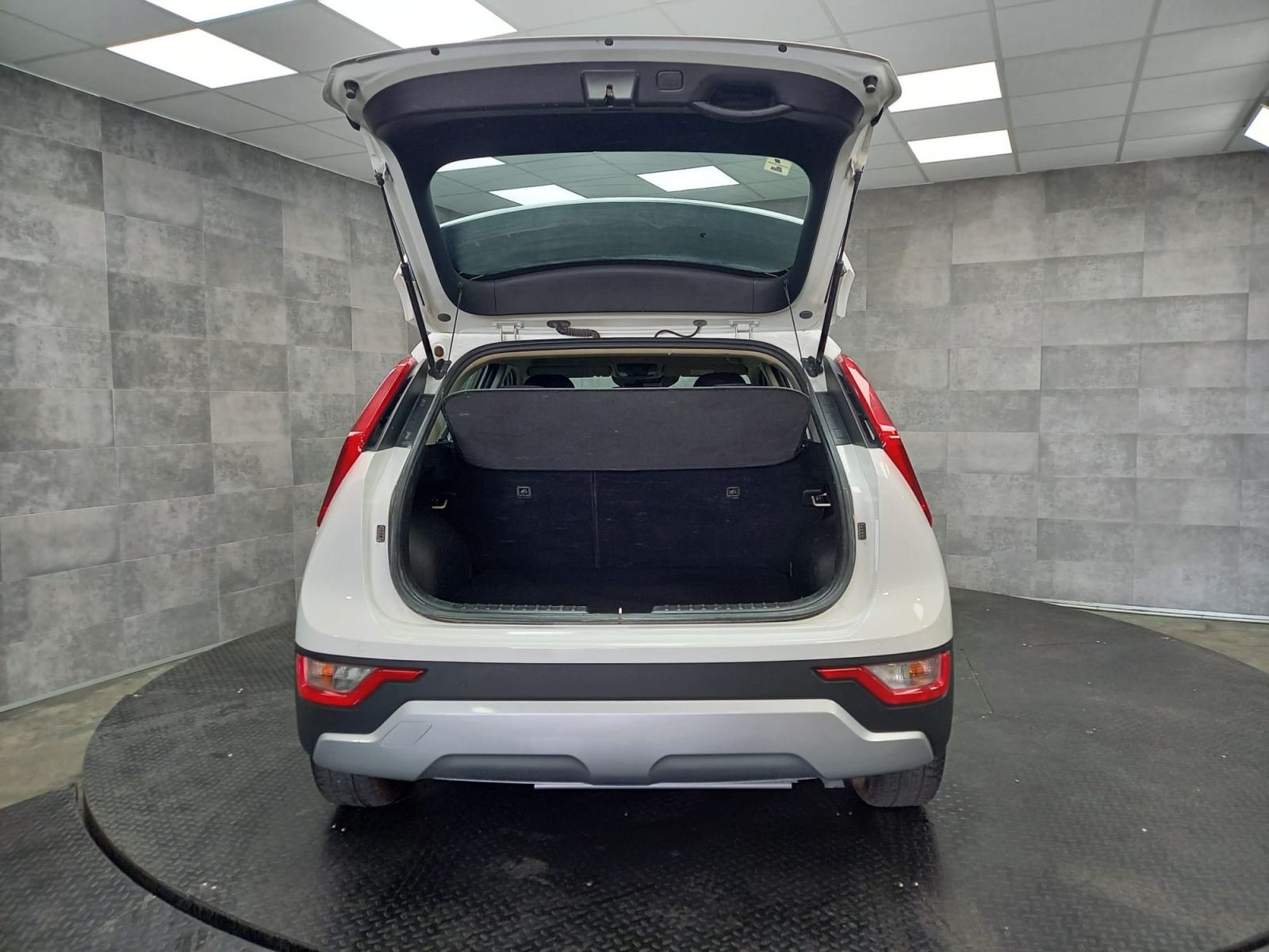 KIA NIRO 1.6 GDi HEV 104kW (141CV) Concept 12