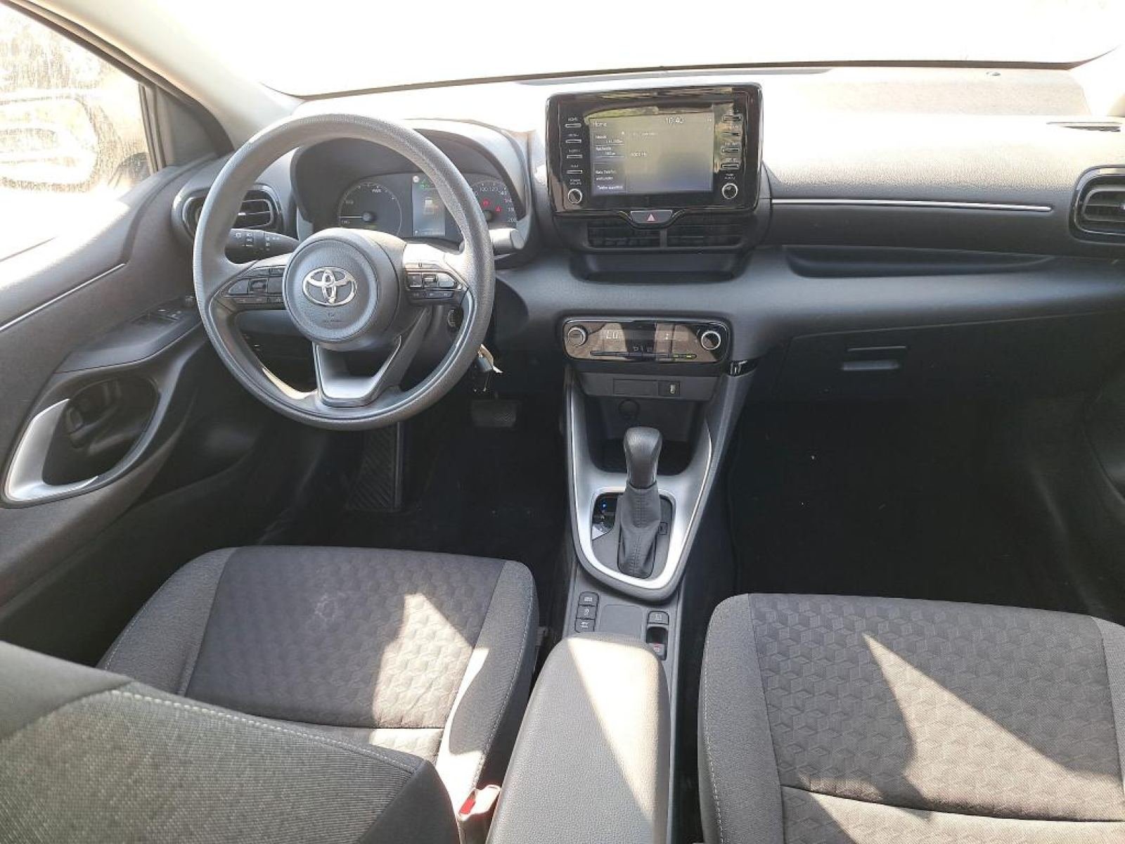 TOYOTA YARIS 1.5 120H BUSINESS PLUS 8