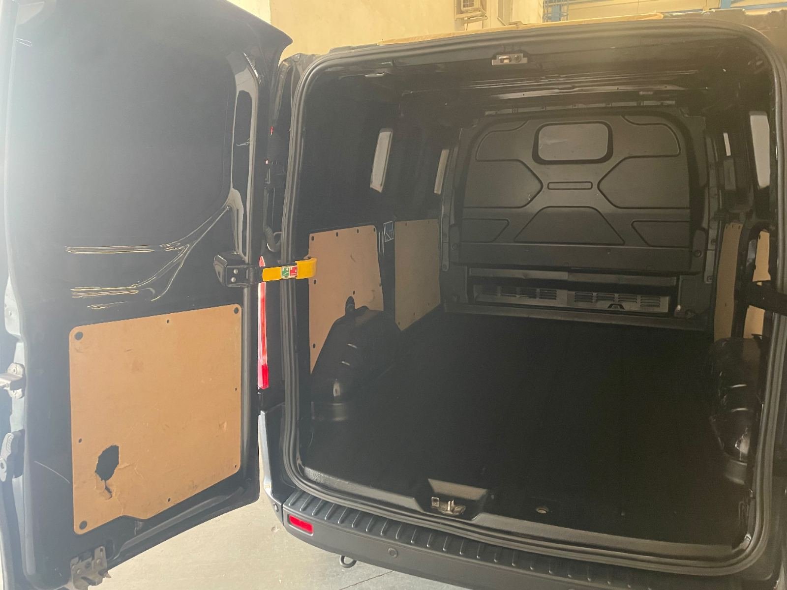 FORD TRANSIT CUSTOM 340 L1 Van Limited Plug-in Hybrid 92,9kW 9
