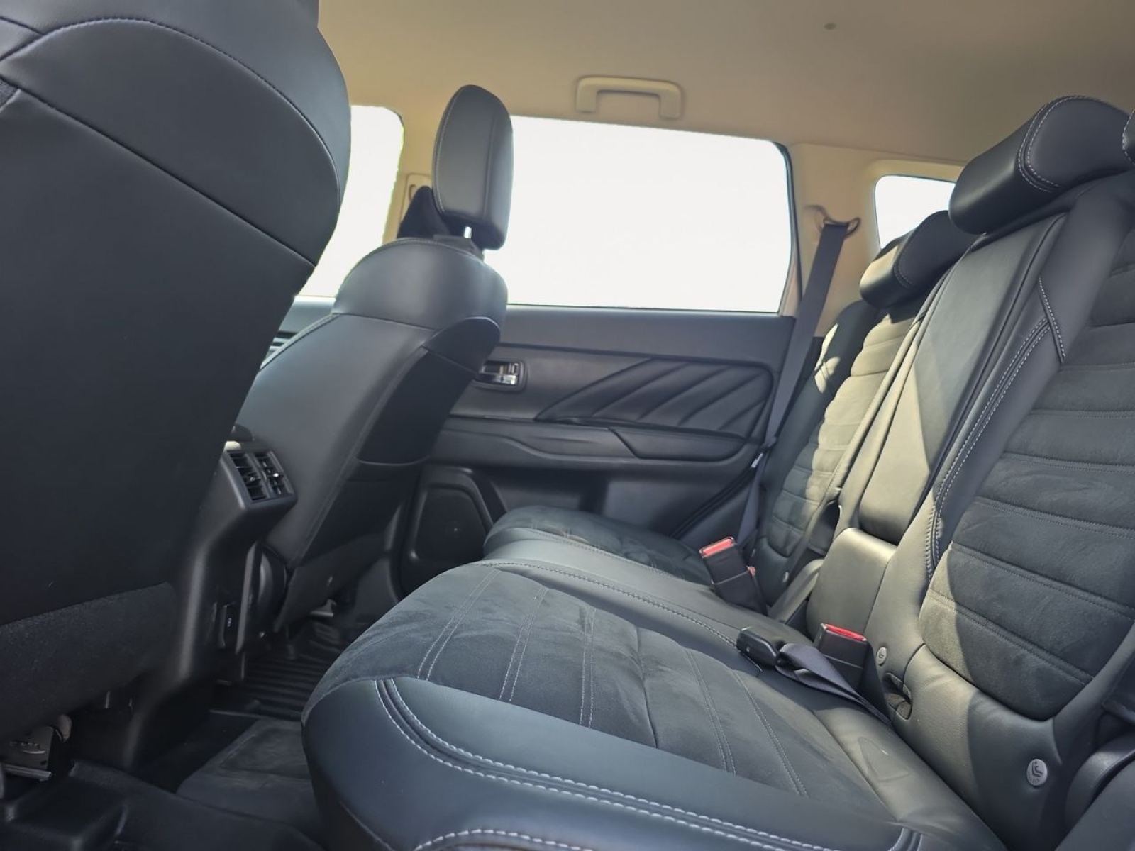 MITSUBISHI OUTLANDER 2.4 PHEV Kaiteki+ Auto 4WD 9 