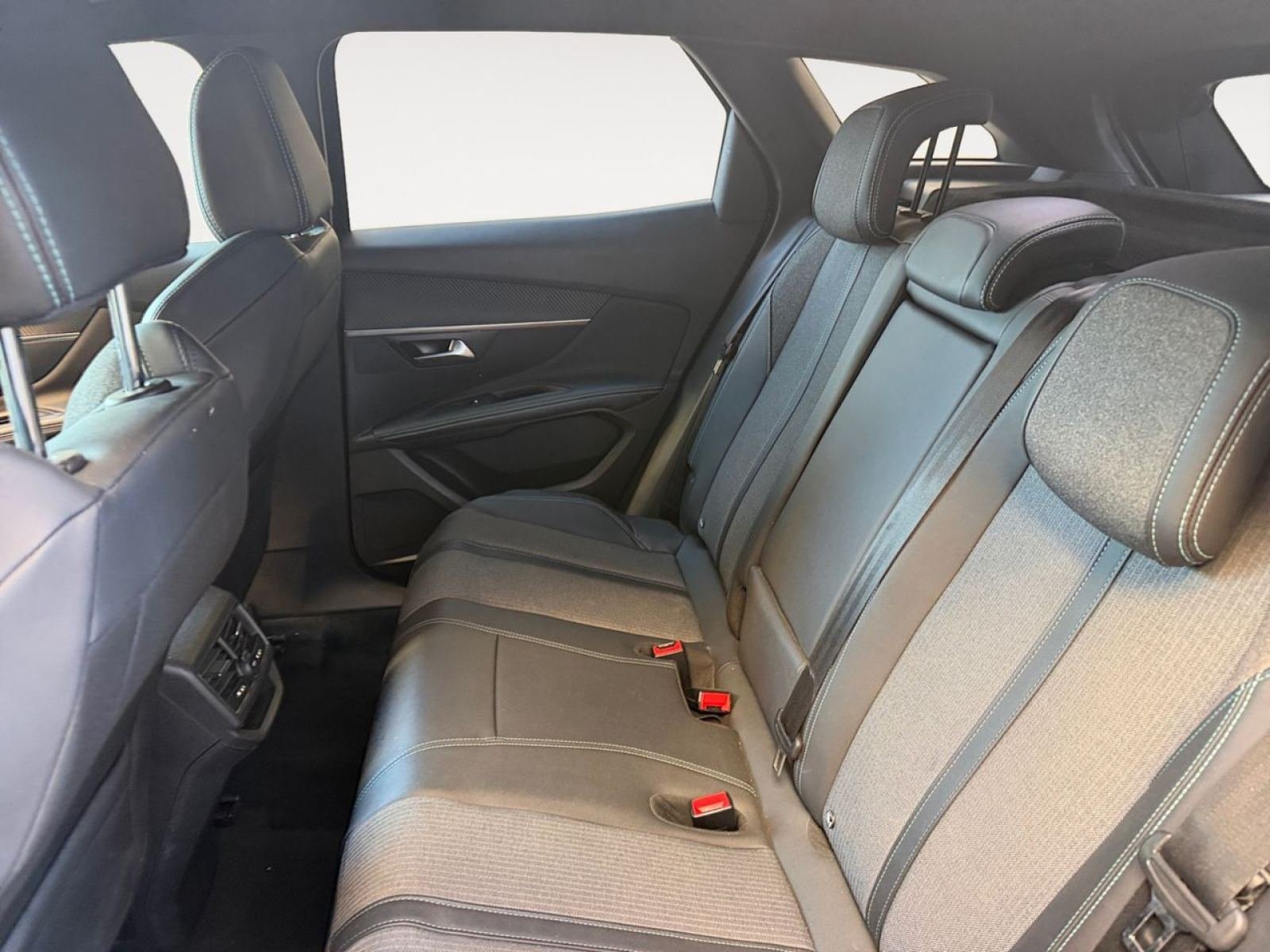 PEUGEOT 3008 HYBRID 180 e-EAT8 Allure Pack 12